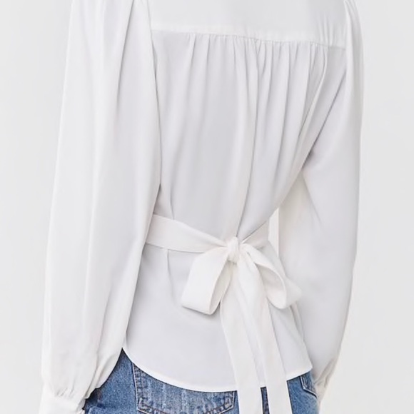 woven top featuring a V-neckline - Picture 2 of 4